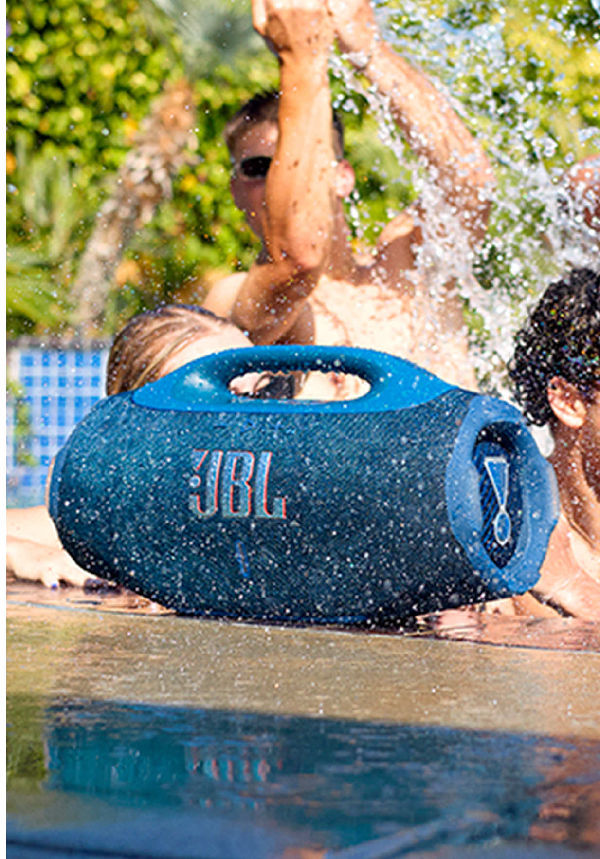 🚨 LANÇAMENTO JBL 🚨 A nova Boombox 4 chegou mais potente, inteligente e resistente do que nunca! Graves mais profundos, até 34h de bateria, som ajustado por IA e à prova d’água (IP68) 💥 ✔️ AI Sound Boost ✔️ Bluetooth 5.4 com Auracast ✔️ Reprodução sem perdas via USB-C ✔️ Sustentável e com novo design 🎧 Pra quem curte som DE VERDADE — seja na praia, na piscina ou no rolê com os amigos. 🛍️ E o melhor: ainda este mês ela chega na ZYAS! Fica ligado que vem novidade braba 🔥 #JBLBoombox4 #ZYAS #Boombox4