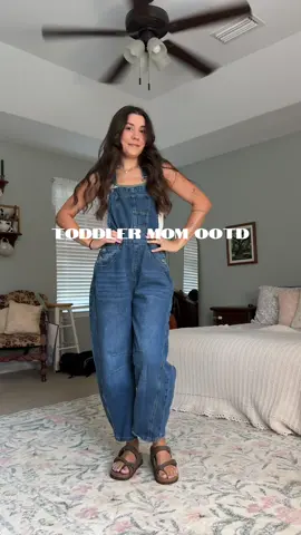 If I could wear overalls every day I would 🤪 #OOTD #outfit #outfitinspo #outfitideas #overalls #barreloveralls #style #momstyle #momootd #falloutfits #fallaesthetic 