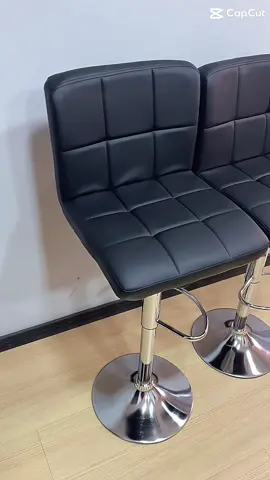 ✨ Sofisticação, conforto e qualidade em um só produto! Apresentamos o Kit com 2 Banquetas Gomos Confort, ideal para transformar sua cozinha americana, balcão ou espaço gourmet. 🪑 Estrutura em aço cromado resistente 🌀 Altura ajustável e base giratória 💺 Estofado com encosto alto e costura em gomos com toque vintage Perfeita para bar, restaurante ou para deixar sua casa ainda mais estilosa! Gostou? Chama a gente no direct 📩 📦 Enviamos para todo o Brasil! #LucaPresentes #Banquetas #Decoração #CozinhaAmericana #EstiloVintage  