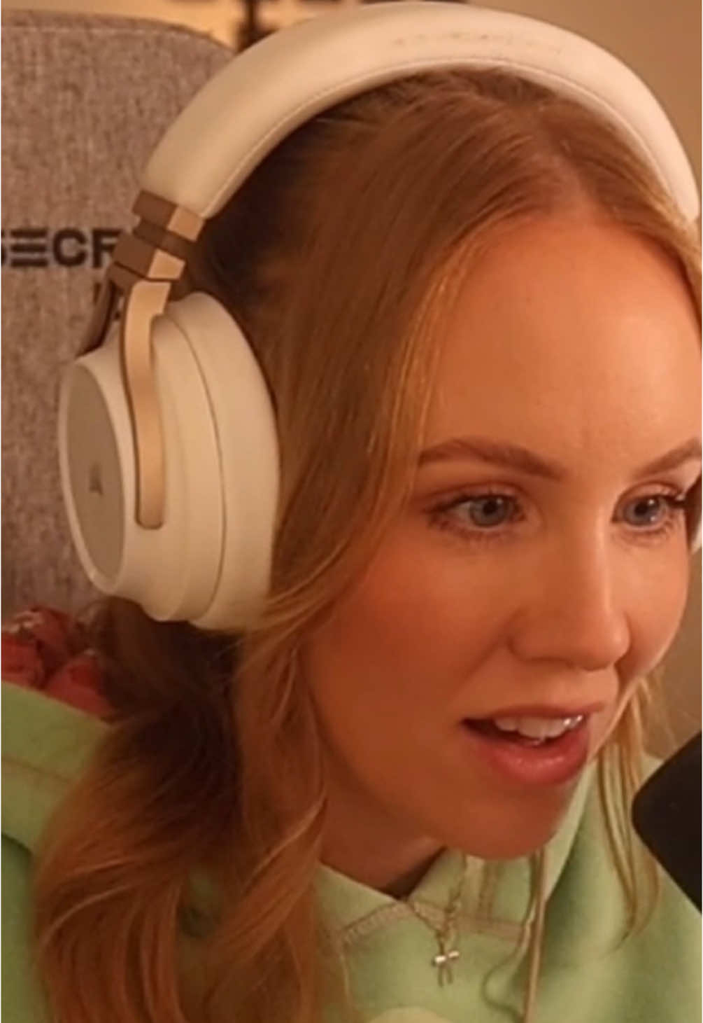 This game is…interesting… #GamingTok #TwitchStreamer #Reaction #gaming #beataroundthebush 
