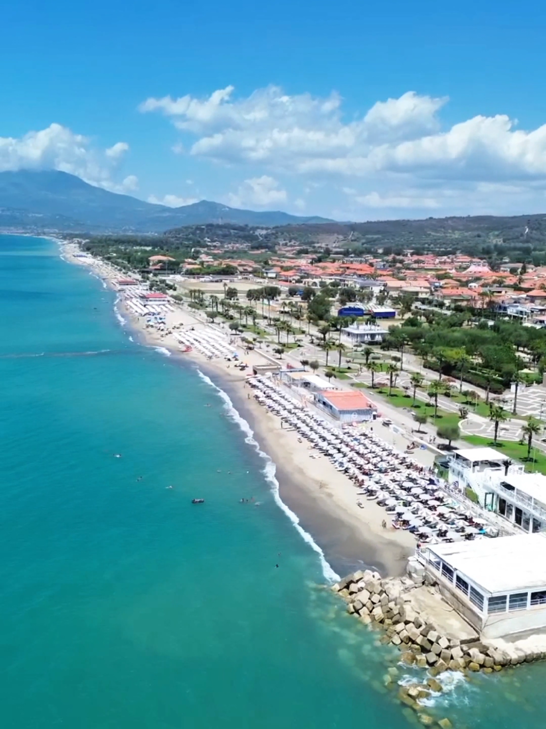 🔥 Street Food vista mare ad Ascea (Cilento) 🍕 | Parigina & frittatina con panorama da sogno! 🌊 Scopri lo street food più buono del Cilento: siamo ad Ascea, tra mare cristallino e lungomare mozzafiato, con una tappa obbligatoria al Marina Bay, la rosticceria dove ogni pizza è fatta a mano, ogni morso profuma d’estate. 🍕☀️ Nel video: ✅ Ingresso in acqua con vista ✅ Vetrina con pizze, panini napoletani, crocchè e frittatine ✅ Parigina croccante e ripresa col drone sulla costa ✅ Food experience direttamente in spiaggia 🎥 Girato con drone + cam a mano 📍 Location: Ascea Marina (SA) – Cilento, Italia 👉 Seguimi per scoprire il miglior cibo in Italia e non solo. 👇 Scrivi nei commenti: qual è il tuo street food preferito?