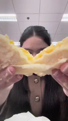 🔥Cobain Menu Baru FamilyMart: Bakpao JasuKe!🔥 Bakpao lembut dengan isian manis yang melimpah! Hati-hati, bisa tumpah kalau nggak hati-hati! Cuma Rp6.000-an! Jangan sampai kehabisan! #BakpaoJasuKe #FamilyMart #CemilanAsik #foodtiktok #foodvloger #cemilanviral #foodvlogger 