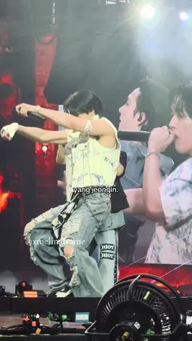 My bias is unreal #stay #straykids #dominatetour 