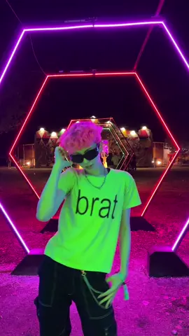 now why the hell would I do that 💔 #sziget #szigetfestival #charlixcx #charlixcxlive #concerts #shorthair #hairstyle #pinkhair #alternative #budapest #fyyyyyyyyyyyyyyyy #foryoupage❤️❤️ #foru #bratsummer #brat 