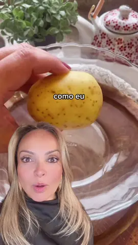 PÃO DE BATATA SEM GLÚTEN Simples, leve e delicioso! Perfeito para o lanche das crianças (ou o seu!). Salva essa receita prática e sem gluten!Ingredientes:80g de batata cozida (sem casca) 1 ovo100g de amido de milho1 colher de chá de azeite1 pitada de sal1 colher de chá de fermento químico (opcional: gergelim ou linhaça para salpicar) Modo de preparo:1. Cozinhe a batata, descasque e amasse com um garfo2. Misture com o ovo até ficar homogêneo3. Acrescente o amido, azeite, fermento e sal4. Modele os pãezinhos e coloque em forma untada oucom papel manteiga5. Salpique gergelim ou linhaça por cima (opcional) 6. Asse em forno pré-aquecido a 200 °C por 25 min ou atédourarRecheie com o que quiser e aproveite! Créditos@ thuanymangrich #paosemgluten #paodebatata #lanchesaudavel #lancheescolar#semgluten   |   