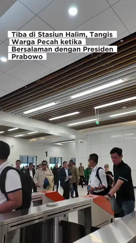 Tangis haru rakyat pecah saat bersalaman dengan Presiden Prabowo. Bukan sekadar pertemuan, tapi momen yang penuh makna, menunjukkan betapa besar harapan yang mereka titipkan pada sosok pemimpin ini. Di balik genggaman tangan itu, tersimpan doa, kepercayaan, dan kerinduan akan perubahan.  Kehadiran Presiden Prabowo bukan hanya disambut dengan sorak, tapi juga dengan air mata keikhlasan dari rakyat yang percaya: inilah pemimpin yang mereka tunggu, yang mereka andalkan untuk membawa Indonesia menuju kehidupan yang lebih baik. Disinilah yang harus kita pelajari cara kerja Presiden Prabowo dirancang bukan untuk segelintir orang, tapi untuk seluruh rakyat Indonesia. Setiap kebijakan, program, dan langkah nyata yang diambil selalu berorientasi pada pemerataan hasil, agar semua lapisan masyarakat bisa merasakan dan menikmati manfaatnya. #prabowo #indonesia🇮🇩 