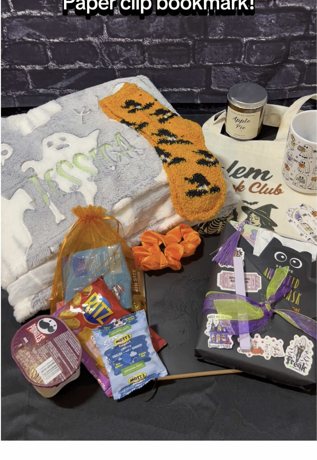 Spooky season is here, and it’s time to treat yourself! 😉👻🎃 #halloweenblinddatewithabook #blinddatewithabook #blinddatewithabookbox #halloween #spookyseason #bookish #BookTok #ffyyyppp 
