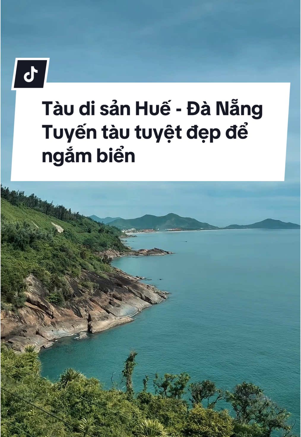 Khung cảnh biển bên ngoài nhìn từ tàu di sản Huế - Đà Nẵng thật sự quá tuyệt. #taudisanhuedanang #taudisanhue #deohaivan 