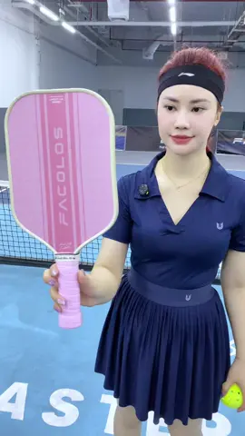 Chị em chơi pickleball là phải có vợt này mới xinh! Pink Lady 16mm – chuẩn nhẹ, chuẩn đầm, chuẩn xịn. Lướt bóng êm ru mà vẫn xoáy – công nghệ ép nóng + mặt phủ nhám nha! #votpickleball #votpickleballchonguoimoichoi #votfacolos #facolos 
