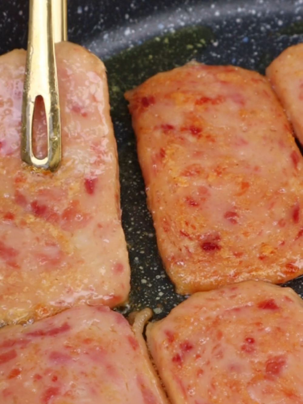 Buy 1 Take 1 Luncheon Meat? Pwede mo nang gawing MUSUBI! Sarap na pwedeng baunin, pwedeng ibenta, o kainin agad-agad! #viralvideo #viraltiktok #ulamideas #musubi #luncheonmeat #luncheonmusubi #ulamfortoday 