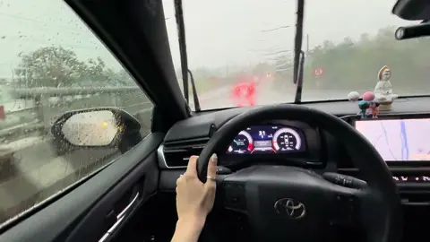 vừa lái xe vừa nghe nhạc nhưng trong đầu lúc nào cũng là công việc 👌#Trangbe  #láixe #chill #mêxe 