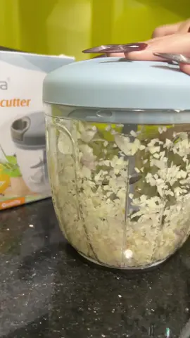 Xay tỏi ớt cầm tay, nhỏ mà có võ. Nhanh chóng, tiện lợi khỏi lo cay mắt khi xay hành. Xay được cả tôm, thịt, cá cho bé ăn dặm. #xaytoiotcamtay #xaytoimini #xaytoiot #decotech #mayxaymini 