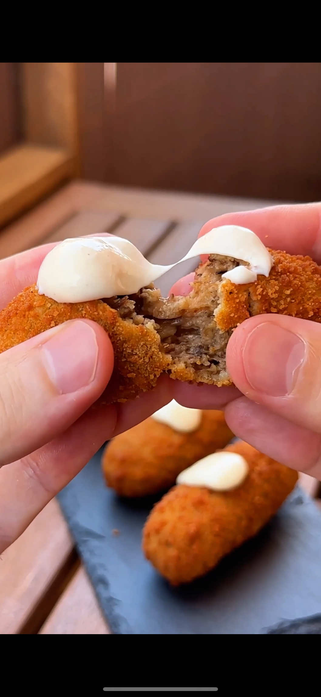 Croquetas de rabo🐮 Receta explicada con calma y en detalle en mi canal de YouTube.❤️ Link en mi perfil✨ Ingredientes para 40 croquetas: Para el guiso de rabo: - 1,150 Kg Rabo de ternera. - 200 g Cebolla. (1 Unidad) - 15 g Dientes de ajo. (3 - 4 unidades) - 150 g Champiñones. - 80 - 100 g Zanahoria. - 120 g Tomate. (1 unidad) - 250 g Vino tinto. - Agua para cubrir el guiso. - 1 hoja de laurel. - Media cucharadita de tomillo. - Media cucharadita de romero. - Media cucharadita de pimentón dulce. - Media cucharadita de canela. Para la masa de croquetas: - 400 g Leche. - 105 g Mantequilla. - 105 g Harina. - La carne del guiso. - Las verduras del guiso trituradas. - 400 g Caldo reducido del guiso. Para el rebozado y la fritura: - 4 Huevos. - 250 g Pan rallado fino. - 250 g Pan rallado grueso o panko. - Aceite para freír.