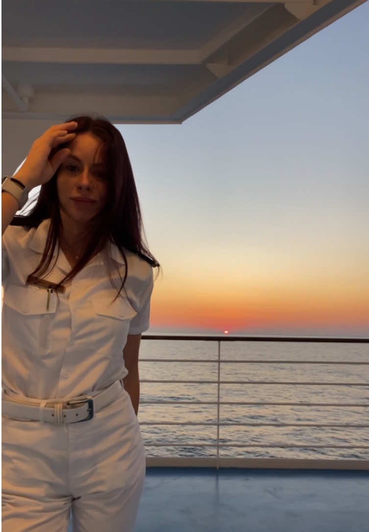 If peace had a color, it would be this sunset. If it had a sound, it would be the Ocean 🌅⚓ #seawoman #lifeatsea #sunsetlover #womenatsea #peaceful 