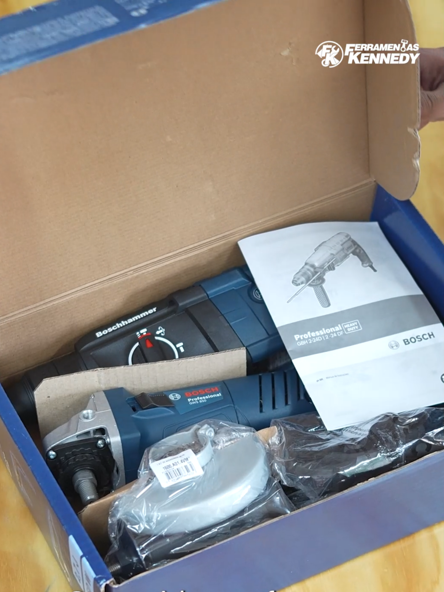 Unboxing FK: Combo Bosch Martelete + Esmerilhadeira GBH 2-24D: robusto, perfuração e rompimento até em concreto. GWS 850: cortes e desbastes com precisão. 💥 Cupom PAINAFK 👉 R$40 OFF. Estoque limitado! 📌 Garanta 👉 www.ferramentaskennedy.com.br #FerramentasKennedy #Bosch #UnboxingFerramentas #Martelete #Esmerilhadeira