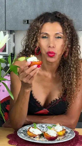 Pesche grigliate con crema al cocco senza lactosio Un dessert fresco, profumato e 100% vegetale. Le pesche grigliate con sciroppo d’acero e cannella si sposano perfettamente con una crema al cocco leggera e golosa. Pronto in pochi minuti Ingredienti: 	•	2 pesche mature ma sode 	•	1 cucchiaino di olio di cocco (oppure olio d’oliva dal gusto delicato) 	•	1 cucchiaio di sciroppo d’acero 	•	1 pizzico di cannella in polvere 	•	Per servire: crema al cocco (vedi ricetta nel reel precedente) Preparazione: 	1.	Laviamo bene le pesche e le tagliamo a metà, rimuovendo il nocciolo. 	2.	Scaldiamo una padella antiaderente con un filo di olio di cocco. 	3.	Adagiamo le pesche nella padella con la parte tagliata verso il basso e cuociamo per 3-4 minuti a fuoco medio, finché si formano delle leggere righe dorate. 	4.	Giriamo le pesche, aggiungiamo lo sciroppo d’acero e un pizzico di cannella. 	5.	Cuociamo ancora per 2-3 minuti, facendo caramellare leggermente lo sciroppo. 	6.	Serviamo le pesche calde o tiepide con la crema al cocco vegana (vedi reel precedente) e, se vogliamo, con frutta fresca o granella di frutta secca. Y a disfrutar. Buon appetito! #peschegrigliate #dolcevegano #evaincucina#cucinaitaliana #recetassaludables 