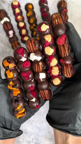 A little peek at the chocolate-making process! 😍 Love playing with different fillings – dried raspberries, marshmallows, nuts, and more. What would be your dream chocolate combination? #ChocolateArt #GourmetChocolate #DessertInspo #FoodieLife #SweetCreations 