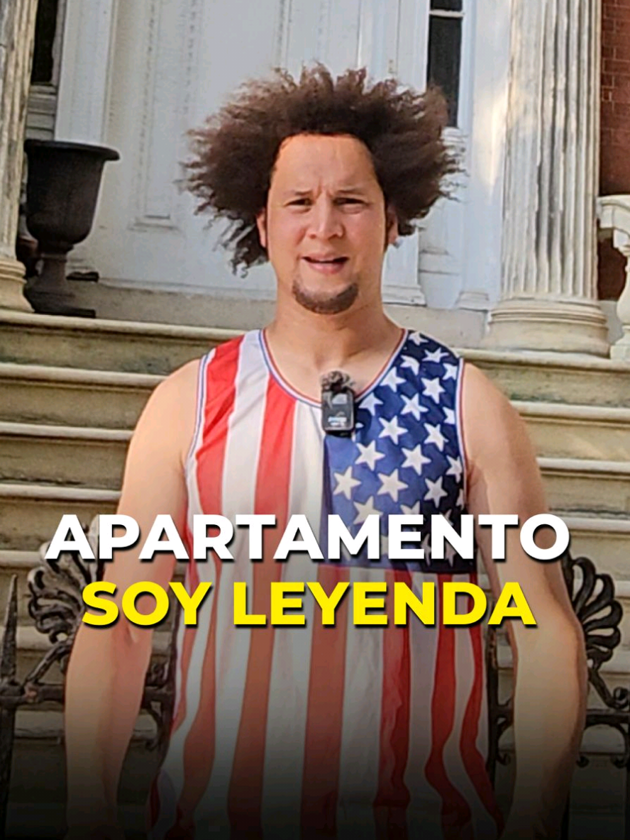 🎬 Esta es la casa donde vivía Will Smith en la película Soy Leyenda. 🏠 Se encuentra en el número 11 de la calle Washington Square Park y es totalmente GRATIS. Justo enfrente está uno de los parques más locos de toda la ciudad: Washington Square Park.  Donde siempre hay conciertos, partidas de ajedrez, bailes, picnics… y un aroma muy peculiar. 💨 En el vídeo podrás ver una curiosidad de ese parque para puedas tomar las mejores fotografías del Empire State y el One World Trade Center 📲 Sígueme para más curiosidades sobre Nueva York. #NuevaYork #SoyLeyenda #Curiosidades #WashingtonSquarePark #WillSmith #Peliculas #movies 