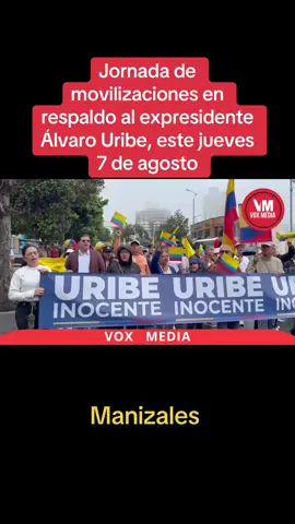 Así avanza en Manizales la marcha denominada “Por la Libertad y la Democracia”, en respaldo al expresidente Álvaro Uribe.  A pesar de la lluvia registrada en esta mañana del  7 de agosto, un grupo de simpatizantes del expresidente salieron por las calles, expresando su desacuerdo frente a la condena que enfrenta el exmandatario por los delitos de fraude procesal y soborno en actuación penal