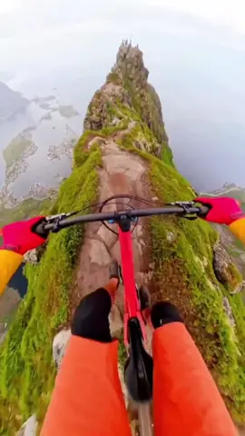 Dont look off the edge #Mtb #Mtblife #mtbforyou  #Downhill #Foryou #Mountain #Nature #mountains 