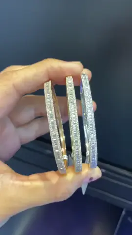 Si me pongo a ve der diamantes   MIAMI VA A LLORAR  coje el presio aqui $2500 cada uno y si me compras los 3 te los doy cash $6800 cash papeles .Ah mi madre quieren que le entregue a los diamantes  Full para que Miami lloreeee ahhh lo rico es que son 14k con diamantes reales Baguette 🥵☝️☝️💪💪👑🔥🔥🔥🔥🔥🔥🔥