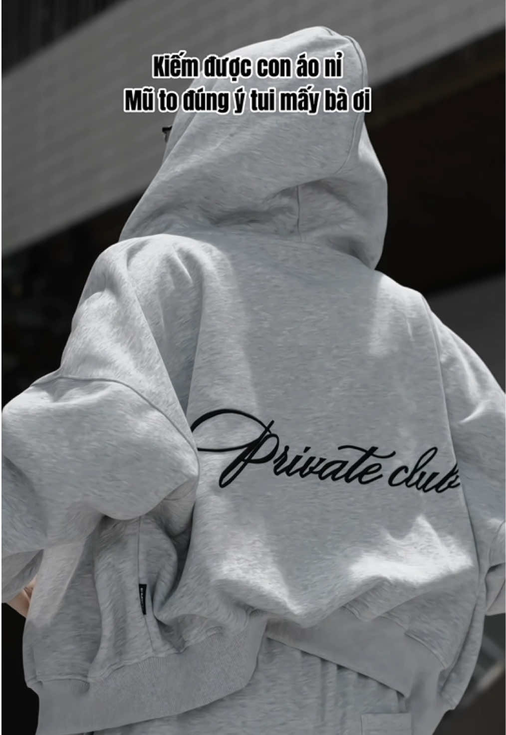 Em vẫn chưa thể quên được quá khứ … #thuchamchi #thoitrang #fashion #xuhuong #trend #trending #áo #aoni #aohoodie #aokhoacnu #OOTD #outfit 