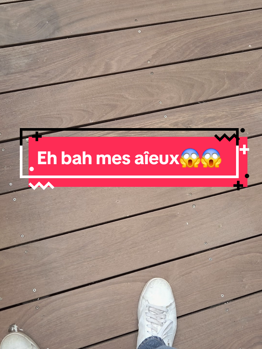 En sortant dans le patio, un couple montre son amour bruyant au monde entier.  Et comme par hasard, un client au dessus avait sorti la tête par la fenêtre pour regarder mais fumait en meme temps a la fenêtre.. #couple #coit #amour #amoureux #funnytiktok 