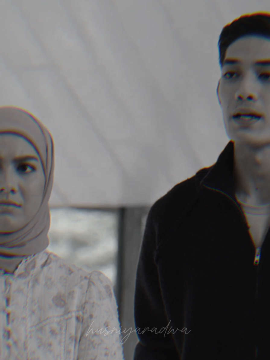 I need more of their scenes together pls😩 love them sm!! (chemistry 🔛🔝) #thariqridzuwan #husniyaradwa  #thaliarazqya #irhaider #thariqridzuwanhistreasure #fyp 