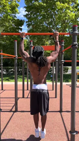 Circuit street workout pour les débutants  X5 tractions pronation & blocage 1sec en haut 10 pompes  X5 tractions supination 1sec de blocage en haut  10 pompes  5 tours  3 min de repos entre chaque tours #streetworkout #pourtoi #musculation 