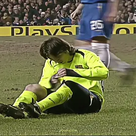 Em 2006, o mundo do futebol começava a testemunhar o nascimento de uma lenda. Com apenas 18 anos, Lionel Messi enfrentava o poderoso Chelsea pela Liga dos Campeões, e mesmo cercado por veteranos, não se intimidou. #messi #youngmessi 