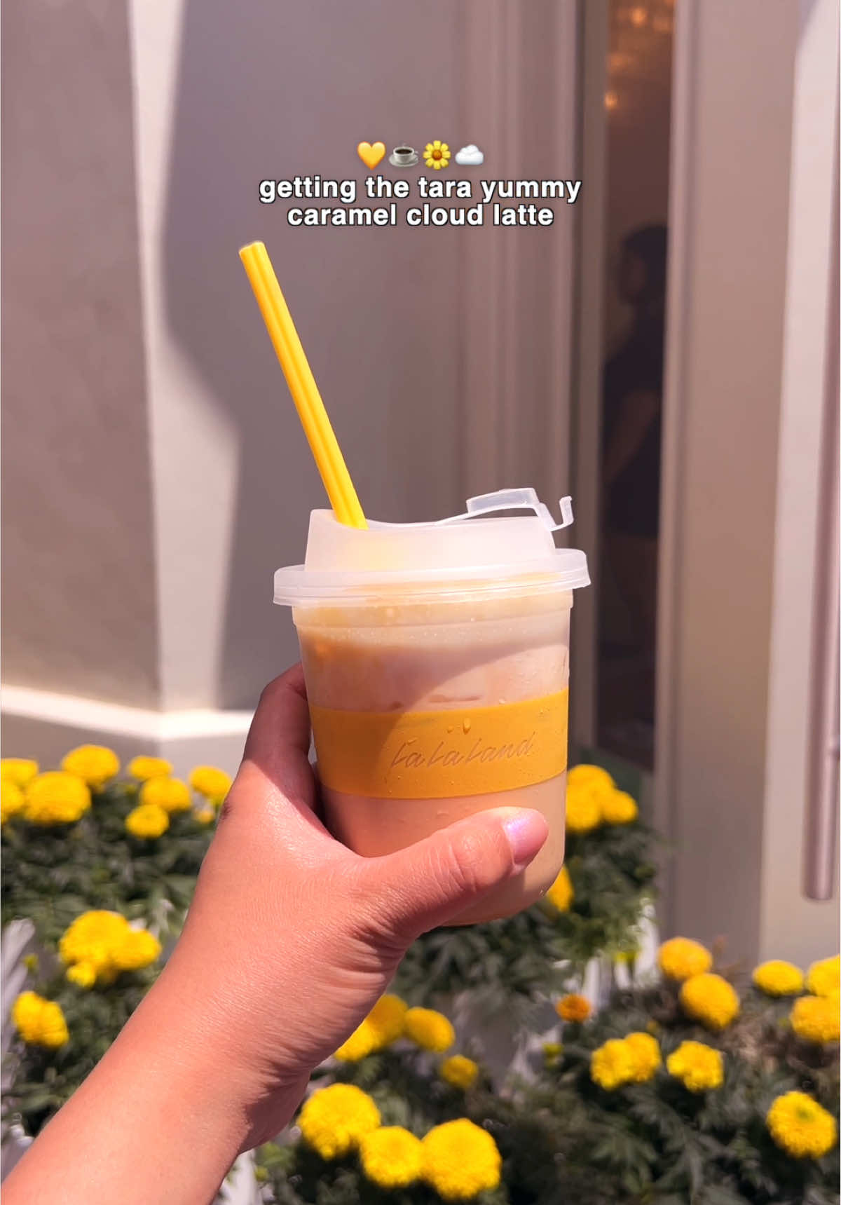 visited LA recently so of course i had to stop by la la land to try out @Tarayummy’s caramel cloud latte 😌☁️☕️ #lalaland #tarayummy #coffee 