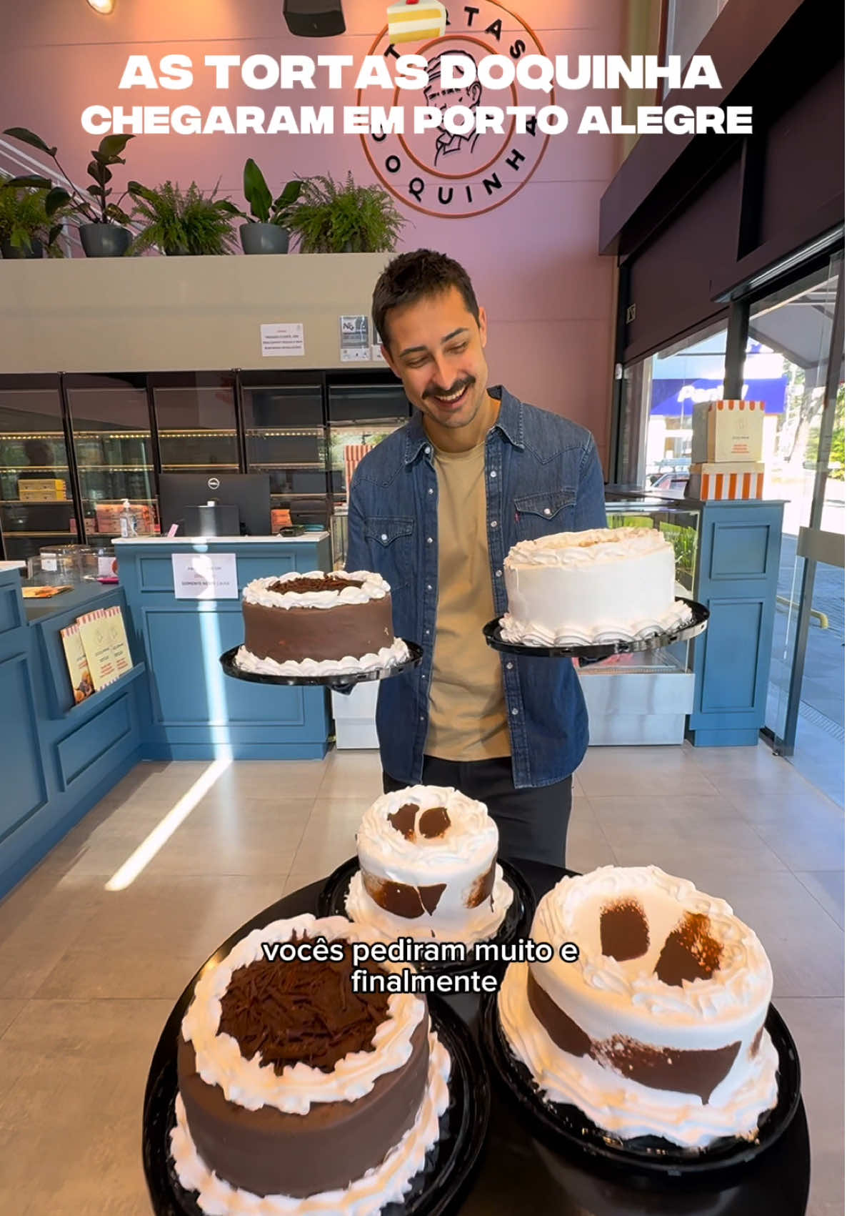 As Tortas Doquinha chegaram em POA! 🍰🎉 Vocês pediram e a Tortas Doquinha ouviram, agora eles também estão na capital, com todas as tortas que amamos e com um espaço lindo 😍 Nessa unidade, eles contam com produção própria e com produtos a pronta entrega como: tortas completas, fatias e docinhos. Te organiza também para o Dia dos Pais e ja garante a tua, porque ele merece!  ⏰ Seg a sex: 8h30 - 12h | 13h - 18h30 ⏰ Sab: 09h - 12h | 13h - 17h  📍 Av. Teixeira Mendes, 533 - Chacara das Pedras - Porto Alegre  Publitchê #tortas #portoalegre #poa #aniversario #bolo 