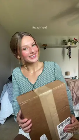 Brandyyyy has my heart #brandyhaul #clothinghaul #haul #blowuppp #fyapgeee #forthegirls #girlsgirl #relatable #package #unboxing #outfitideas #brandymelville #brandymelvillehaul @Brandy Melville @Kendra Scott @Urban Outfitters 