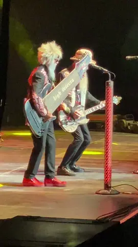 👀wtf is that?🫵@ZZ Top #zztop #concerts #bassguitar #guitartok #guitarists #billygibbons #elwoodfrancis #fyp #fy #80smusic #songs @Billy F Gibbons 