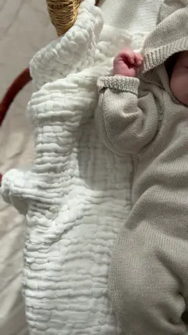 Those little ears are too sweet 😍 #cutebabyvideos #newborn #newbornoutfit #cutebabies #newbornbaby 
