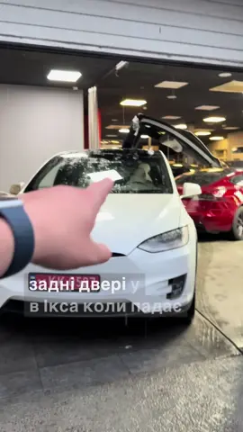 Перевірка протікання задніх дверей model X під час дощу в Києві Ми обговорюємо, чи протікають задні двері model X під час дощу в Києві. Ми перевіряємо, чи вода стікає з дверей, незважаючи на те, що вони ще не зібрані повністю. Ми також відзначаємо, що сьогодні в Києві були сильні тропічні дощі, через які наша машина стала вологою. Ми з'ясовуємо, що на цих дверях зазвичай добре працює дренаж, тому вода має стікати, навіть якщо деякі деталі ще не встановлені.