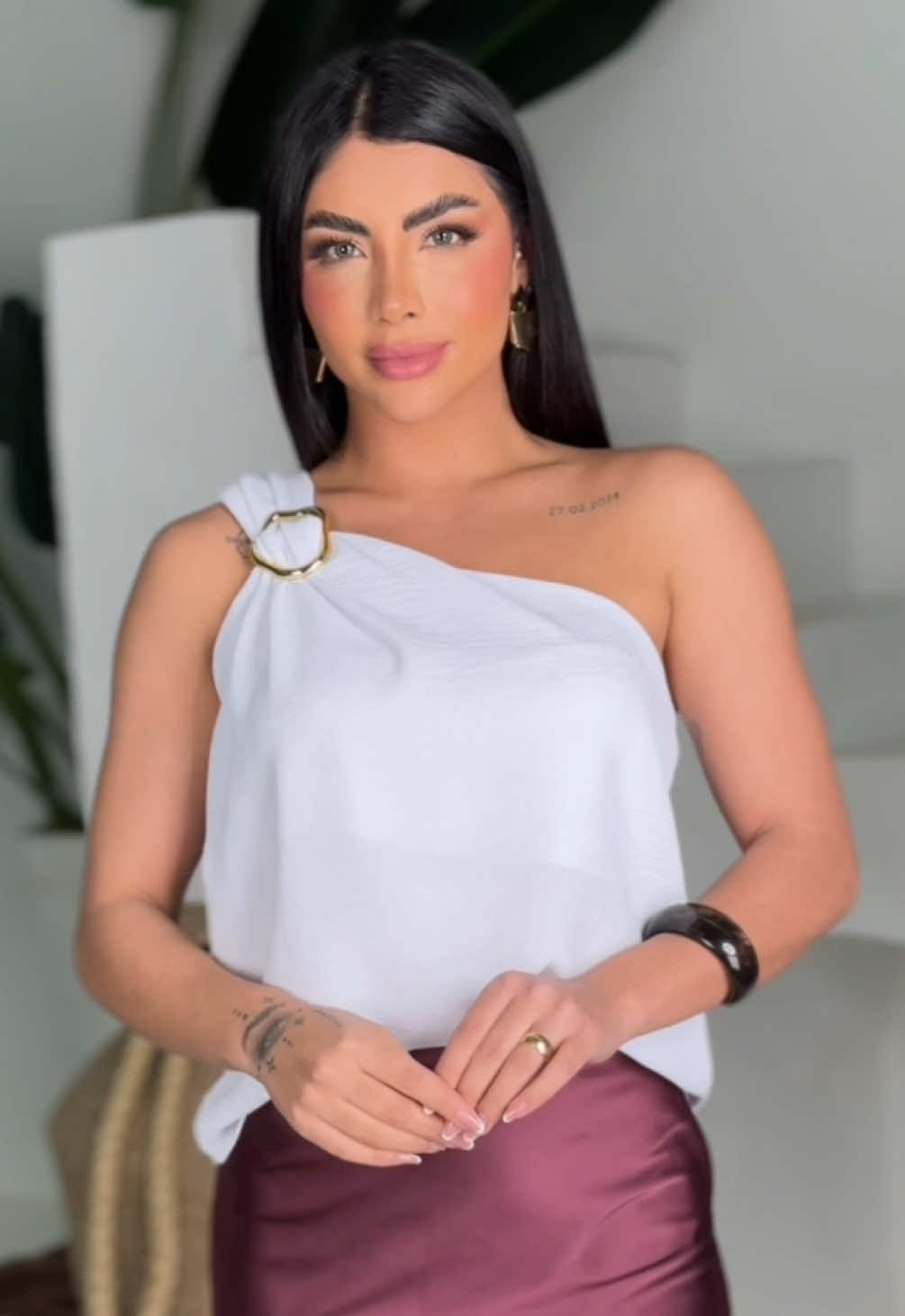 Outra variação da nossa blusa em Duna com forro e fivela orgânica dourada #modablogueira #modafeminina #blusafeminina #blusaselegantes 