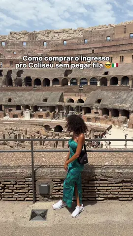 Visitar o Coliseu, o Fórum Romano e o Monte Palatino foi uma das experiências mais incríveis da minha viagem a Roma. Cada detalhe desse lugar respira história — e estar ali foi surreal. 🏛️🌿 Pra deixar tudo ainda melhor, eu comprei meu ingresso pelo app da @getyourguide e recomendo demais! Evitei pegar a fila gigante que tinha debaixo de sol pra conseguir o ingresso, tive acesso direto com o QR Code que recebi.  Nos também recemos acesso ao áudio tour que nos guiou por todo o passeio com informações riquíssimas. Tudo de forma prática, segura e completa. Ah! E tem desconto exclusivo pros meus seguidores — é só usar o cupom: ANDREZANAREAL5  na hora da compra. 🧡 🎟️ O link está na bio! Se você está vindo pra Roma, salva esse post e aproveita essa dica! #getyourguide #getyourguidecommunity #roma #coliseu #dicasdeviagem 