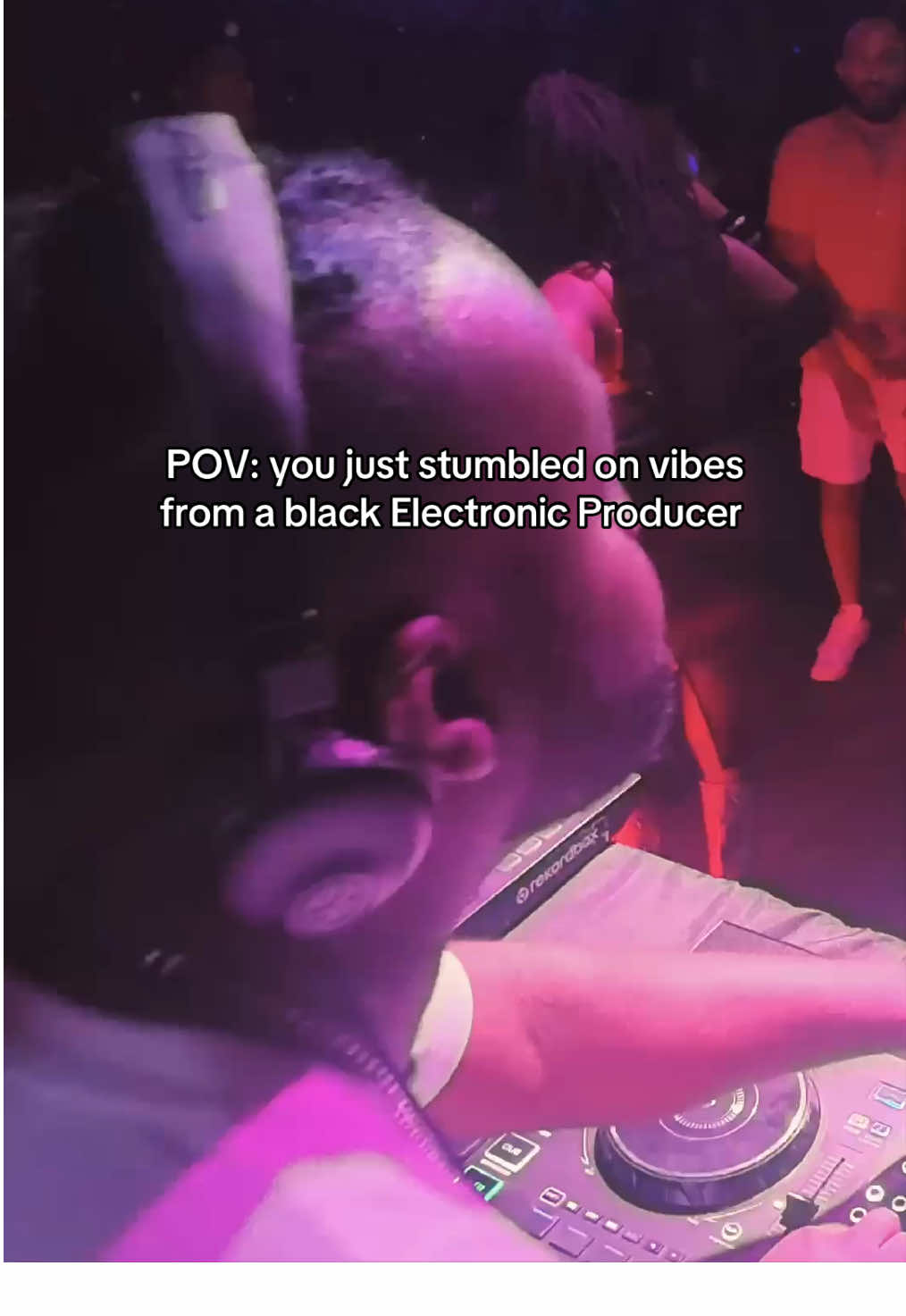 POV: you just stumbled on vibes from a black Electronic Producer 👨🏾‍💻🎛️ If you’re into R&B House Music, Nu-Funk, Alternative R&B, and Dance Music that make you move...this one’s for you 🎵