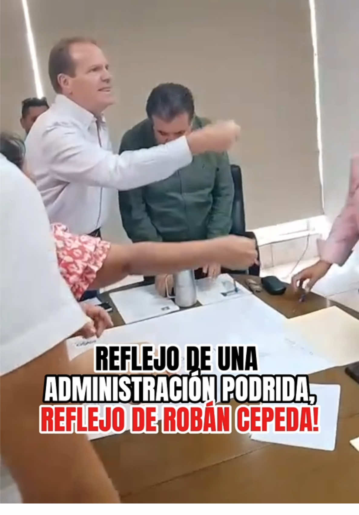 Adolfo Von Bertrab, director de obras públicas en Torreón Coahuila, maltrata de manera violenta a vecinos de la Col. Villa Florida por no acceder a los términos que el Ayuntamiento quiere imponer‼️ Quieren pagar miserias a los vecinos por sus casas cuando ellos se roban millones, se compran aviones, casas y carros de lujo con nuestro dinero 💸🐀 pero para obras de Torreón no hay dinero y los ciudadanos son los que pagan los platos rotos😡 ##torreon##coahuila##mexico##ayuntamiento##robancepeda##romancepeda##romanalbertocepeda##adolfovonbertrab##pricoahuila#claudiasheinbaum #manolojimenez #amlo 