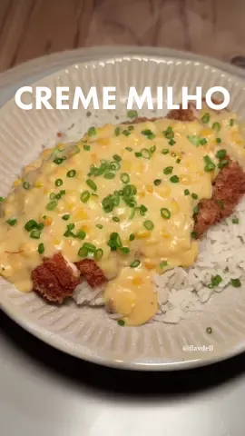 creme de milho de quinta 🌽💛 • 5 espigas de milho  • ⁠3 dentes de alho  • ⁠1 cebola ralada  • ⁠2 cl sopa manteiga  • ⁠louro  • ⁠tomilho  Cozinhar 2 espigas de milho até ficarem macias. cortar o milho cozido da espiga e deixar separado.  Cortar o milho cru de 3 espigas e deixar separado. Em uma panela, adicionar 500ml de leite, os sabugos do milho cru, 3 dentes de alho, tomilho e louro para saborizar o leite. Deixar ferver por aprox. 5 minutos, peneirar pra usar somente o leite. Em um liquidificador, bater o milho cru com 300 ml do leite fervido até formar um creme homogêneo. Peneirar o creme e reservar.  Em uma panela, adicionar a manteiga, a cebola ralada e refogar. Adicionar o creme de milho batido e peneirado, sal, pimenta do reino e o restante do leite, mexer até engrossar. Adicionar o milho cozido no creme e misturar bem.