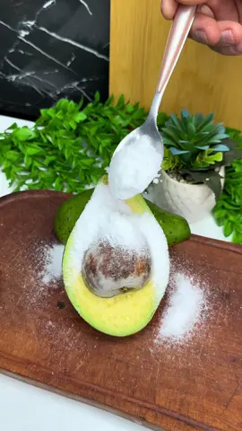 Ele adicionou  sal no caroço do abacate 😱#dicas_utilidades #facavocemesmo #utilidadepublica 