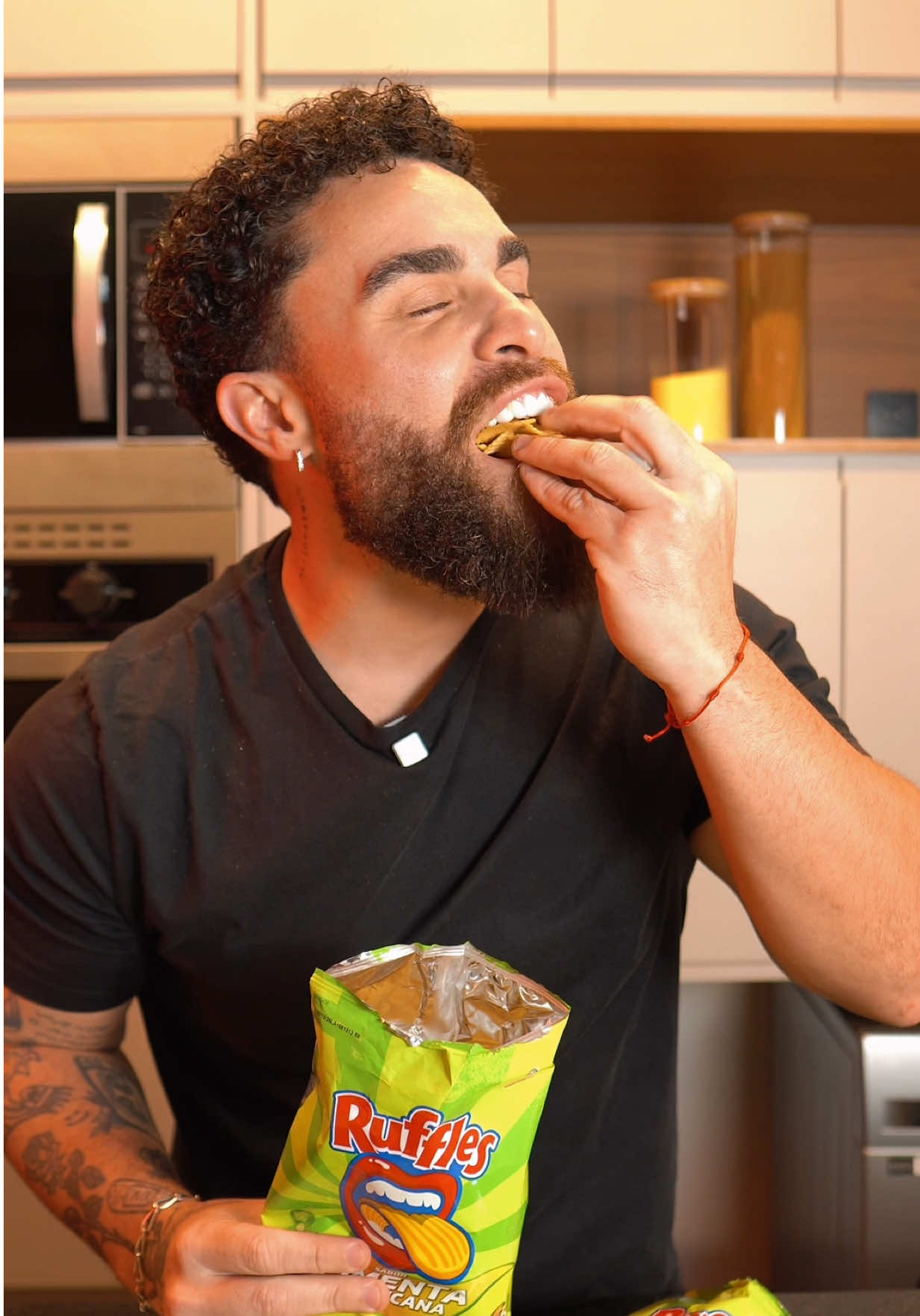 Provando os salgadinhos sabor pimenta mexicana, incluindo os lançamentos de CHEETOS®️ e RUFFLES®️  spoiler: eu amei todos porque eles são apimentados na medida certa, mas pra saber qual é meu preferido só vendo o vídeo • 🌶️  @br_ruffles @Chester Cheetah 🇧🇷 @Doritos Brasil  #PimentaMexicana #Publicidade