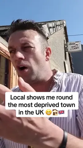 Local gives me a tour of the most deprived town in the UK 😬 🏚️ 🇬🇧 #simonwilson #travel #hostel #hotel #jaywick #uk #traveltiktok #onestar #traveltips #hiddengems #solotravel #luxuryhotel #luxury 