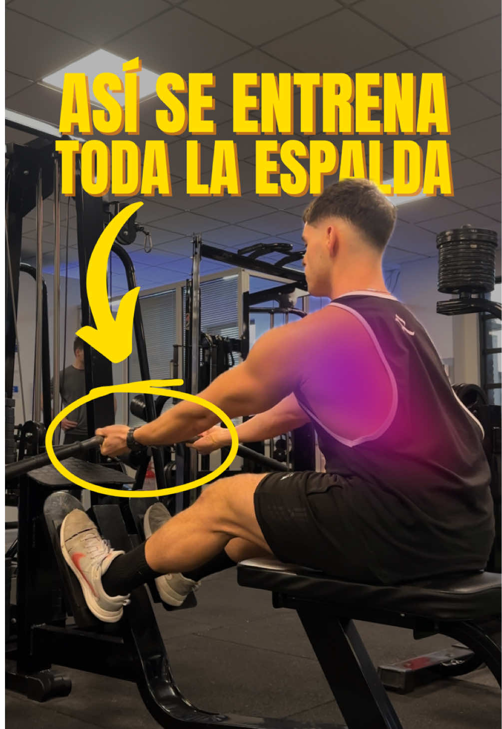 Trabajá TODOS los MUSCULOS de la ESPALDA ⚡️ El remo sentado con cable es uno de los ejercicios más completos para desarrollar la musculatura de la espalda, gracias a su capacidad para generar tensión constante durante todo el recorrido. Pero lo que muchos no saben es que un simple cambio en el agarre puede modificar por completo qué zonas de la espalda se activan con mayor intensidad. Y esto tiene una base biomecánica muy clara. Cuando utilizás un agarre estrecho, con las manos ubicadas justo dentro del estriado de la barra y los codos pegados al cuerpo, estás facilitando una mayor activación del dorsal ancho, el músculo más grande de la espalda. La tracción debe dirigirse hacia un punto justo por encima del ombligo, lo que permite mantener los codos bajos, minimizando la participación de otros músculos sinérgicos. Desde la biomecánica, esta variante favorece un patrón de aducción y extensión del hombro, ambos movimientos dominados por el dorsal ancho. En cambio, si optás por un agarre más ancho, con las manos justo dentro de la curvatura de la barra, y llevás los codos hacia afuera y más elevados, cambiás el vector de fuerza, y con él, los músculos implicados. Esta posición potencia la participación de la musculatura escapular, como los romboides, trapecios medios e inferiores, y también los deltoides posteriores. En este caso, el punto de tracción ideal está en la línea inferior del pecho, alineando mejor el movimiento con la retracción escapular, lo que biomecánicamente favorece la activación de estos músculos estabilizadores de la cintura escapular. Además, desde el punto de vista de la hipertrofia, estudios muestran que lograr un estiramiento completo del músculo bajo tensión (lo que se llama “stretch-mediated hypertrophy”) genera una mayor señal anabólica. Por eso, más allá del agarre que elijas, asegurate de controlar la fase excéntrica del movimiento y permitir un estiramiento total al final de cada repetición.