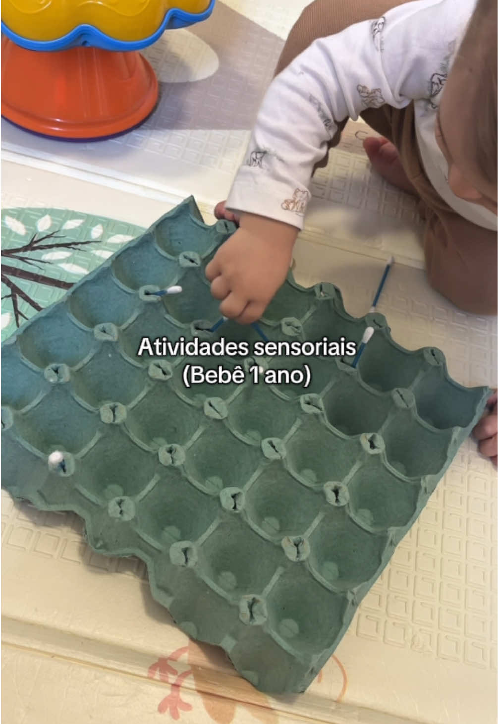 Ideias de brincadeiras sensoriais que estimulam o bebê com itens fácil de ter em casa! (Lembrando que, atividades para estímulo é necessário ser feita com supervisão e não deve deixar o bebê sozinho) 🫶🏻✨ #maternidade #maedemenino #maeprimeiraviagem #rotinacombebe #brincadeirassensoriais #bebe1ano #fy 