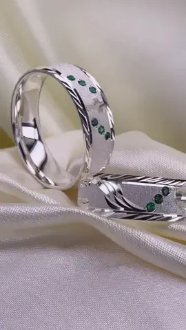 ✨ Argollas en Plata Ley 9.50 con elegante diseño diamantado. 💍 La de ella: corazón calado traslúcido adornado con zircones suizos en un radiante tono verde. 💍 La de él: cruz calada traslúcida con el mismo toque de brillo verde. Un símbolo único de unión y estilo, perfectas para quienes aman los detalles especiales. 💚#LIVEIncentiveProgram #LIVECanBeEasy #PaidPartnership #KittyJoyas #joyeriasensoacha #Plata950 #ArgollasPersonalizadas #joyeriasbogota #lineadevida 