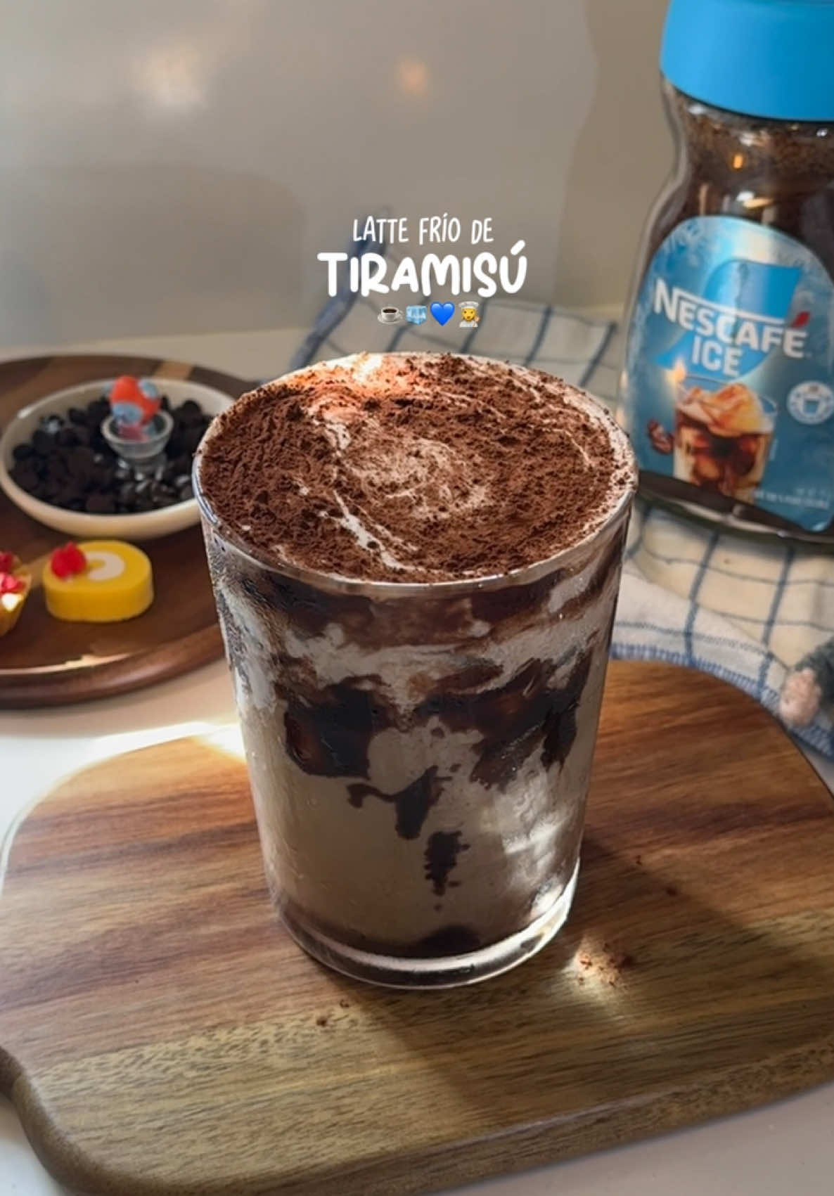 Latte frío de tiramisú ☕️💙+ mini storytime 😏……. Holiii! Hoy les comparto una receta un poco diferente junto con algunos consejos que tengo sobre la creación de contenido 🤭, estoy muy emocionada de poderles compartir un poco sobre cómo ha sido para mí este camino. Junto con mi cafecito NESCAFÉ ICE que se disuelve al instante en frío, les deseo mucho éxito en todos sus proyectos💙☕️🧊. Les dejo por aquí la receta por si quieren intentarla: Latte moka 200ml agua fría 2 cdtas Nescafé ICE 2 cdtas jarabe de chocolate (puedes reemplazarlo por chocolate en polvo o cocoa y un poco de azúcar 😏) Hielo Leche (la necesaria) Crema de mascarpone 1/4 tz crema para batir 2 cdas queso mascarpone (puedes usar queso crema) 1 cdta extracto de vainilla 1 cdta jarabe de chocolate #NescaféICE @NescafeMX #Publicidad #cafefrio #icedcoffee #recetas #recetasfaciles #tiramisu #fyp#fypeas #deli  Buenoooo, muy lindo día 🥰👀🧊 Att: Cami