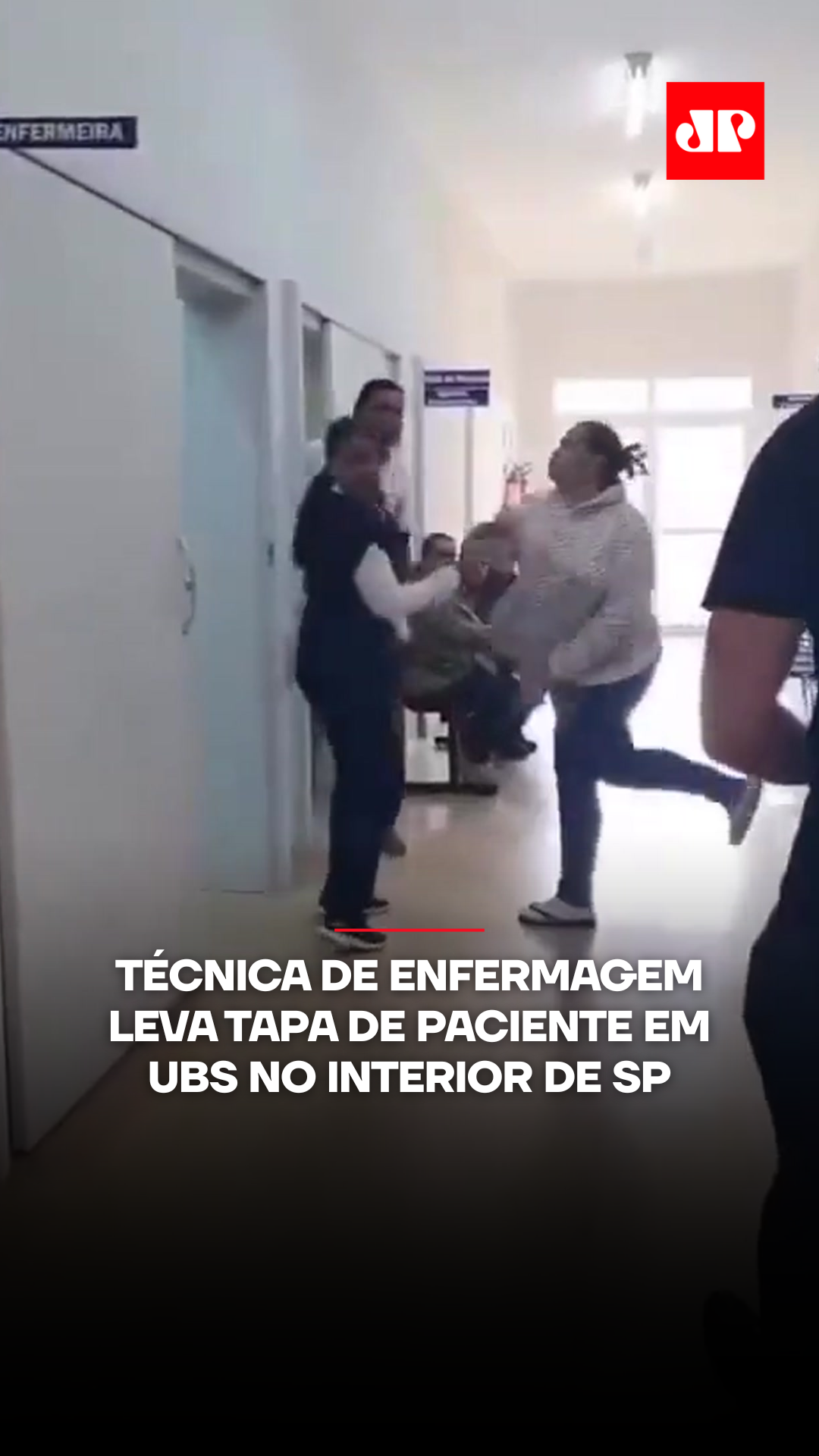 Uma técnica de enfermagem de 25 anos foi agredida por uma paciente de 39 anos em uma Unidade Básica de Saúde (UBS) em Franca, no interior de São Paulo. O caso aconteceu nesta segunda-feira (04) e foi registrado em vídeo por funcionários e pela própria profissional. Nas imagens, a agressora é ouvida xingando a funcionária e afirmando que ela 