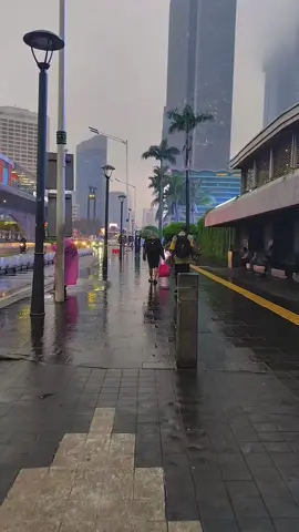 pagi ini masih hujan,hati2 di jalan #jakartavibes #bundaranhijakarta #hujanpagi #explorejakarta #fy 